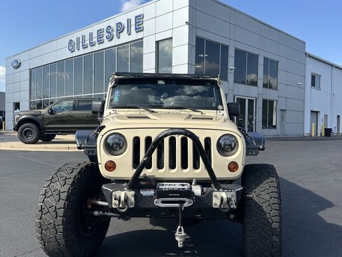 Used 2011 Jeep Wrangler Unlimited Rubicon image 2