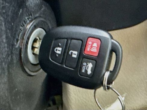 Used 2013 Toyota Camry LE FWD image 18