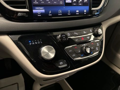 Used 2023 Chrysler Pacifica Touring-L image 36