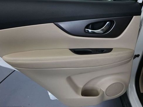 Used 2016 Nissan Rogue SV FWD image 31