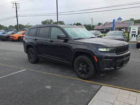 Used 2024 Jeep Grand Cherokee L Altitude AWD/4WD image 4