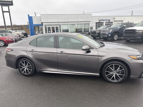 Used 2023 Toyota Camry SE image 2