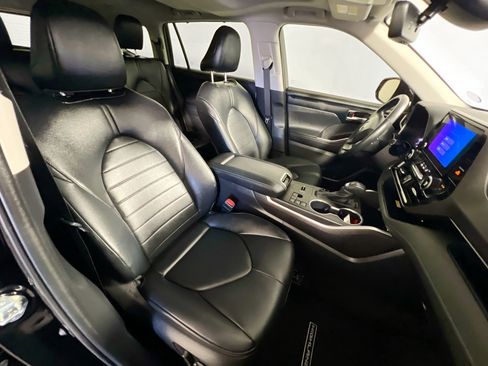 Used 2023 Toyota Highlander XLE image 30