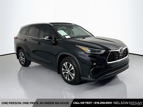 Used 2021 Toyota Highlander XLE FWD image 3