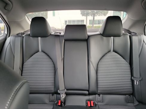 Used 2022 Toyota Camry SE image 21