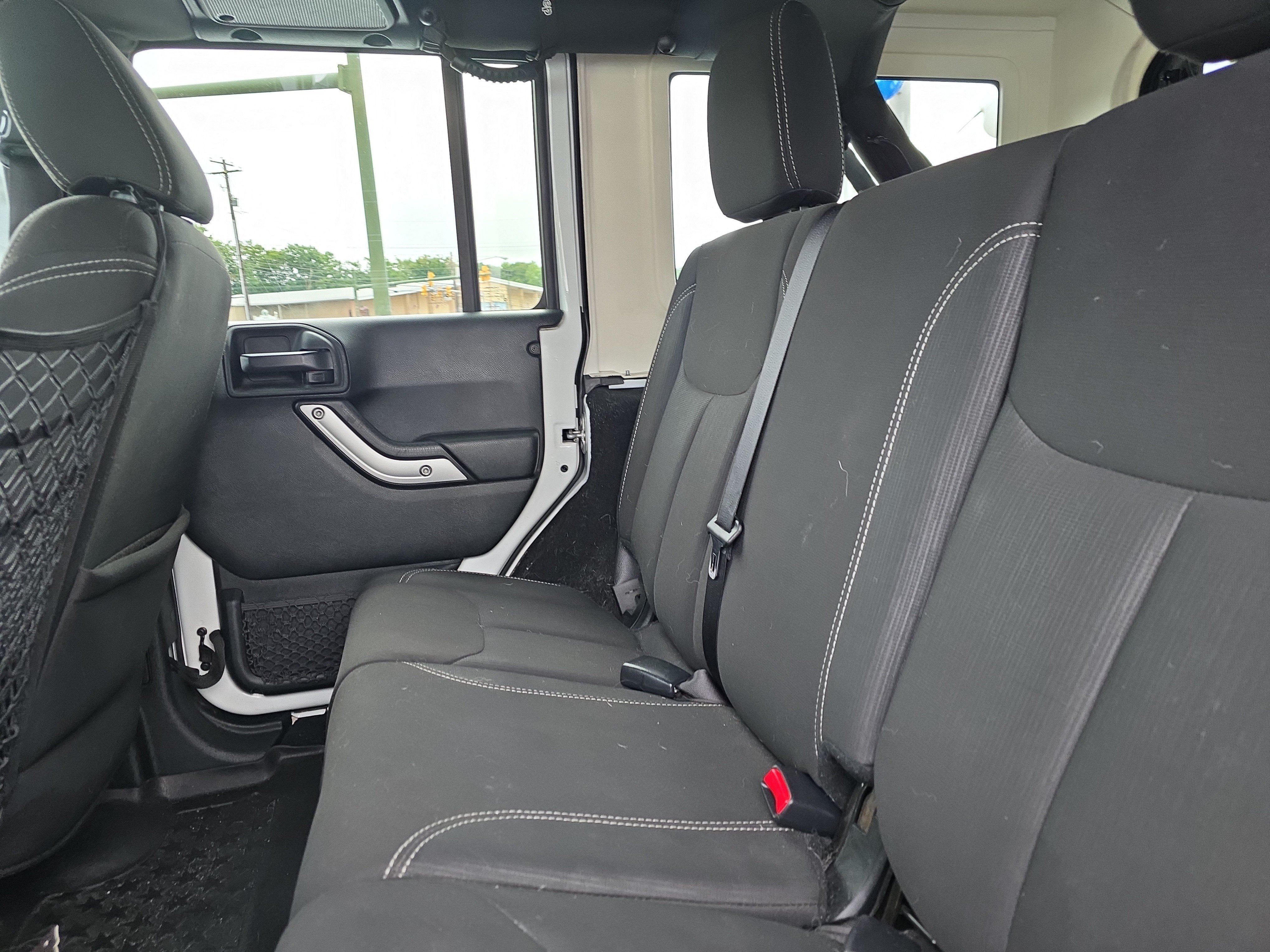 Used 2018 Jeep Wrangler Unlimited Sahara w/ Connectivity Group AWD/4WD image 13