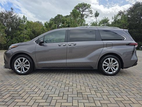 Used 2024 Toyota Sienna Platinum image 8
