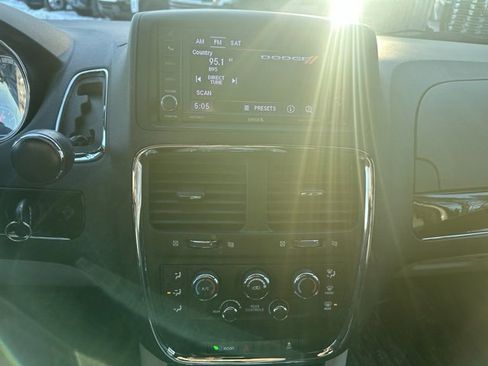 Used 2019 Dodge Grand Caravan SXT image 4