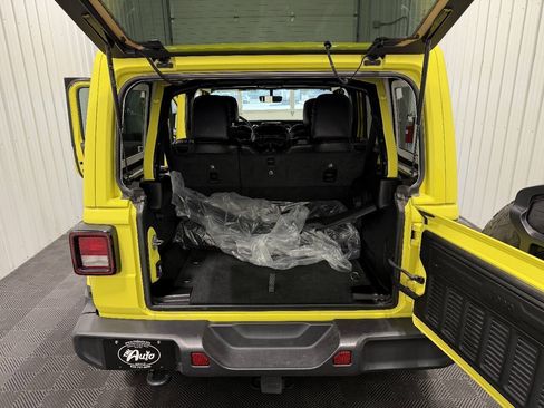 Used 2023 Jeep Wrangler Unlimited Sahara AWD/4WD image 14