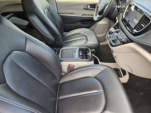 Used 2023 Chrysler Pacifica Touring-L FWD image 11