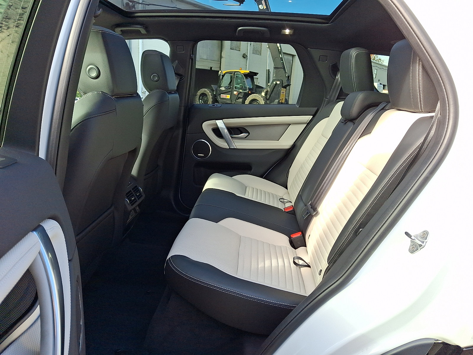 Used 2026 Land Rover Discovery Sport Landmark AWD/4WD image 5