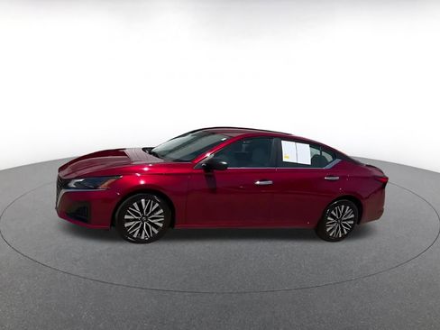 Used 2025 Nissan Altima 2.5 SV FWD image 3