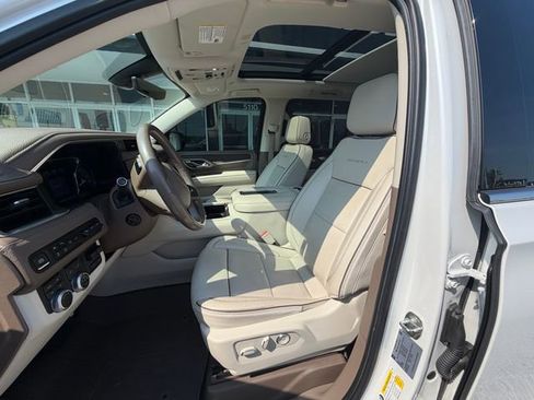 Used 2021 GMC Yukon XL Denali w/ Denali Premium Package AWD/4WD image 10
