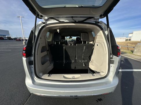 Used 2023 Chrysler Pacifica Touring-L image 24