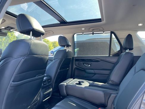 Used 2024 Honda Pilot Touring image 4