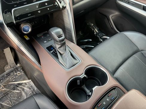 Used 2022 Toyota Venza Limited w/ Advanced Technology Package image 13