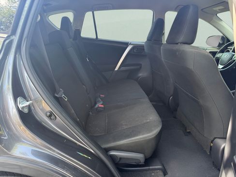 Used 2018 Toyota RAV4 LE FWD image 12