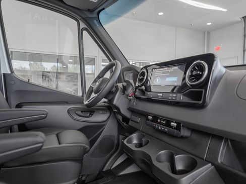 Used 2025 Mercedes-Benz Sprinter 2500 image 17