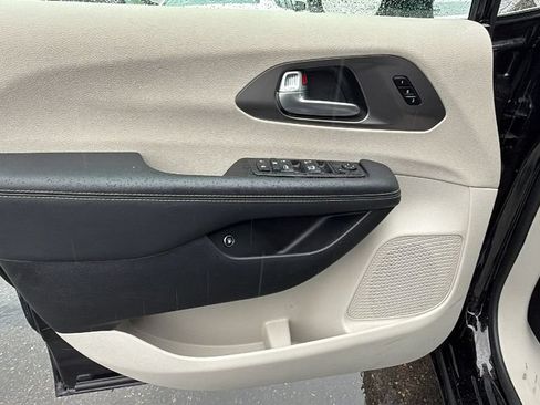 Used 2024 Chrysler Pacifica Limited FWD image 18