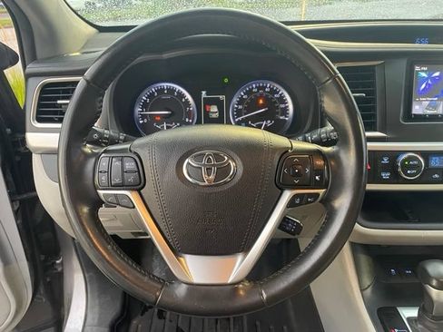 Used 2019 Toyota Highlander XLE w/ Carpet Mat Package (TMS) AWD/4WD image 14