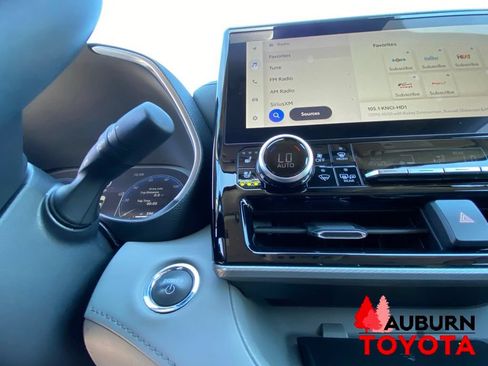 Used 2023 Toyota Highlander Platinum AWD/4WD image 43