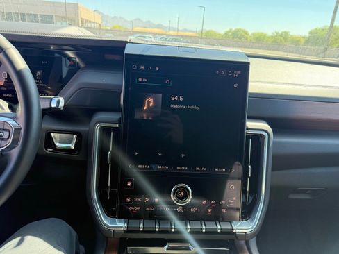 Used 2025 GMC Yukon XL Denali image 21