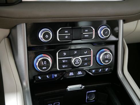 Used 2021 GMC Yukon XL Denali w/ Denali Ultimate Package AWD/4WD image 23