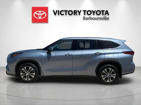 Used 2022 Toyota Highlander XLE AWD/4WD image 2