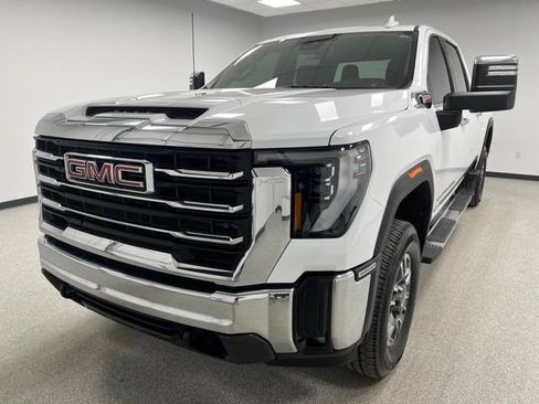 Used 2025 GMC Sierra 3500 SLT image 4