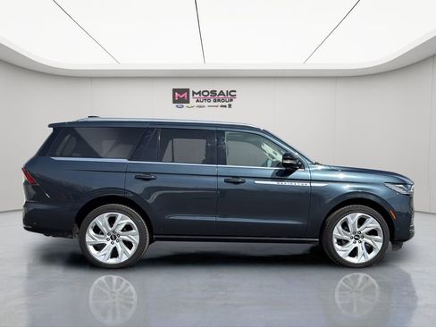Used 2025 Lincoln Navigator Reserve image 9
