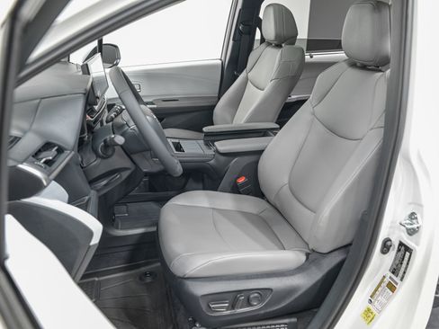 Used 2026 Toyota Sienna XLE image 16