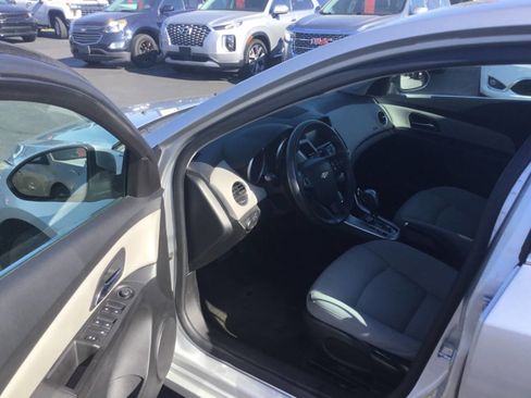 Used 2016 Chevrolet Cruze LT FWD image 9
