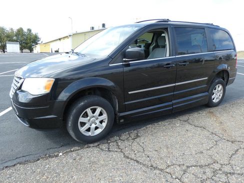 Used 2010 Chrysler Town & Country Touring image 3