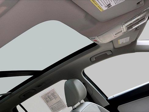 Used 2018 Volkswagen Tiguan SE w/ Panoramic Sunroof Package FWD image 27
