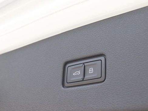 Used 2024 Audi Q8 Premium image 6