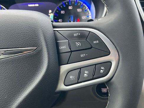 Used 2024 Chrysler Pacifica Touring-L image 18