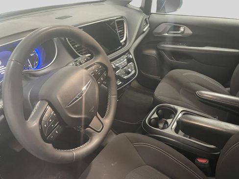 Used 2023 Chrysler Pacifica Touring FWD image 14