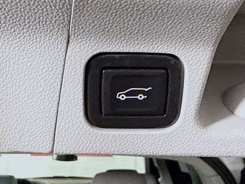Used 2023 GMC Acadia SLE w/ Driver Convenience Package FWD image 30