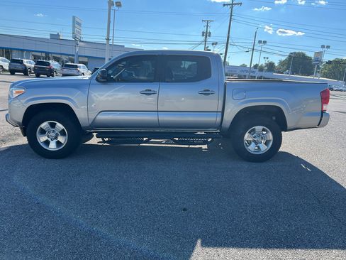 Used 2018 Toyota Tacoma SR w/ SR Convenience Package RWD image 8