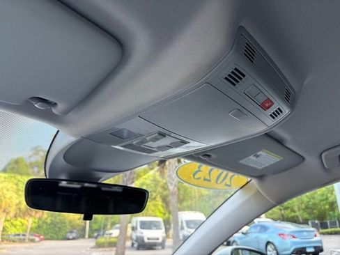 Used 2023 Volkswagen Taos SE image 17