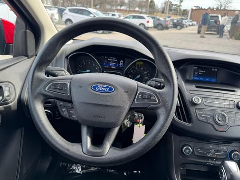 Used 2016 Ford Focus SE w/ SE Power Seat Package image 13
