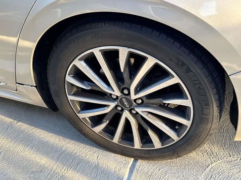 Used 2017 Lincoln Continental Select image 11