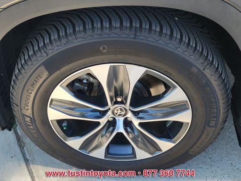Used 2022 Toyota Highlander XLE image 9