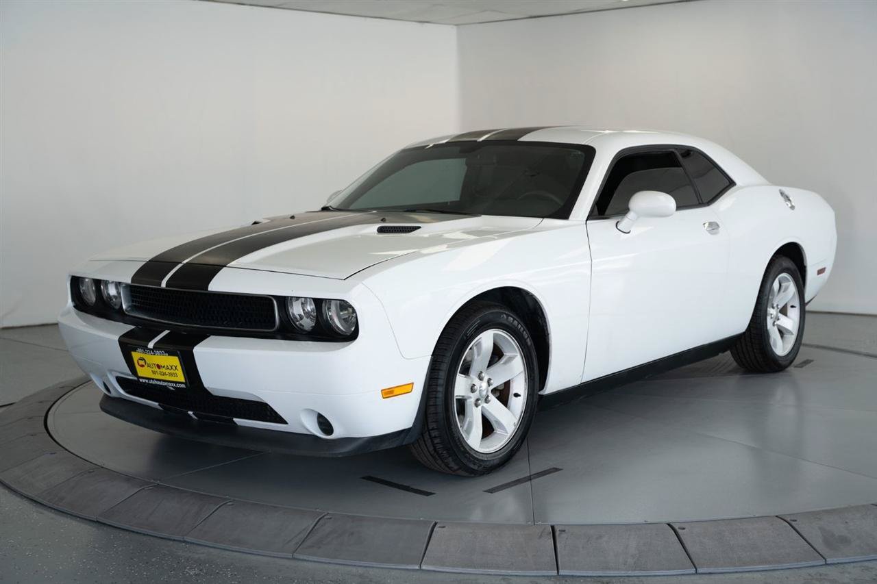 Used 2014 Dodge Challenger SXT RWD image 3