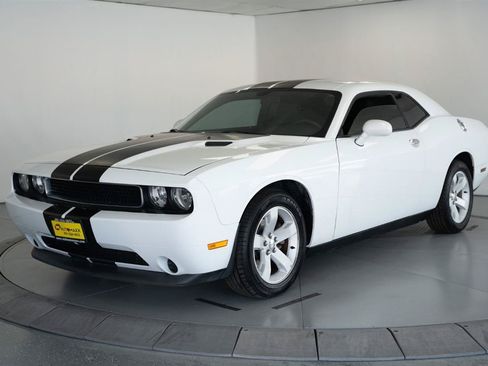 Used 2014 Dodge Challenger SXT RWD image 3