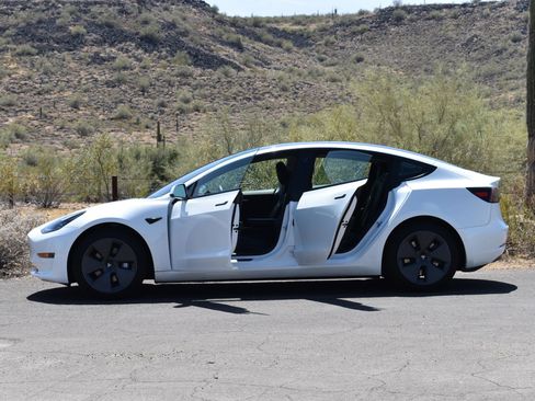 Used 2022 Tesla Model 3 Standard Range RWD image 7