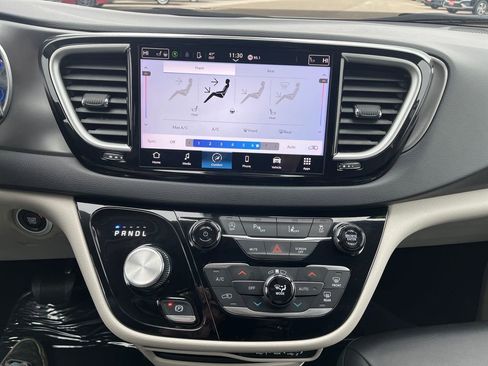 Used 2024 Chrysler Pacifica Touring-L image 36