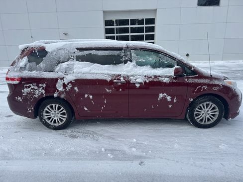 Used 2013 Toyota Sienna XLE image 8
