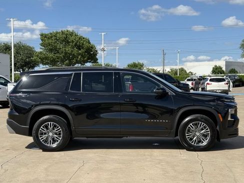Used 2024 Chevrolet Traverse LT FWD image 3