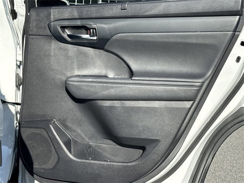 Used 2023 Toyota Highlander XLE image 16